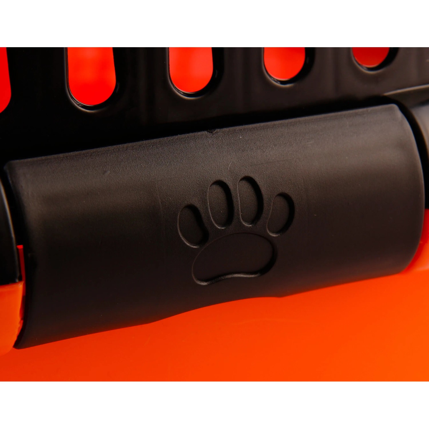 Detailaufnahme: Schwarzer Verschluss mit Pfotenabdruck an orangefarbener Heimtier-Transportbox.