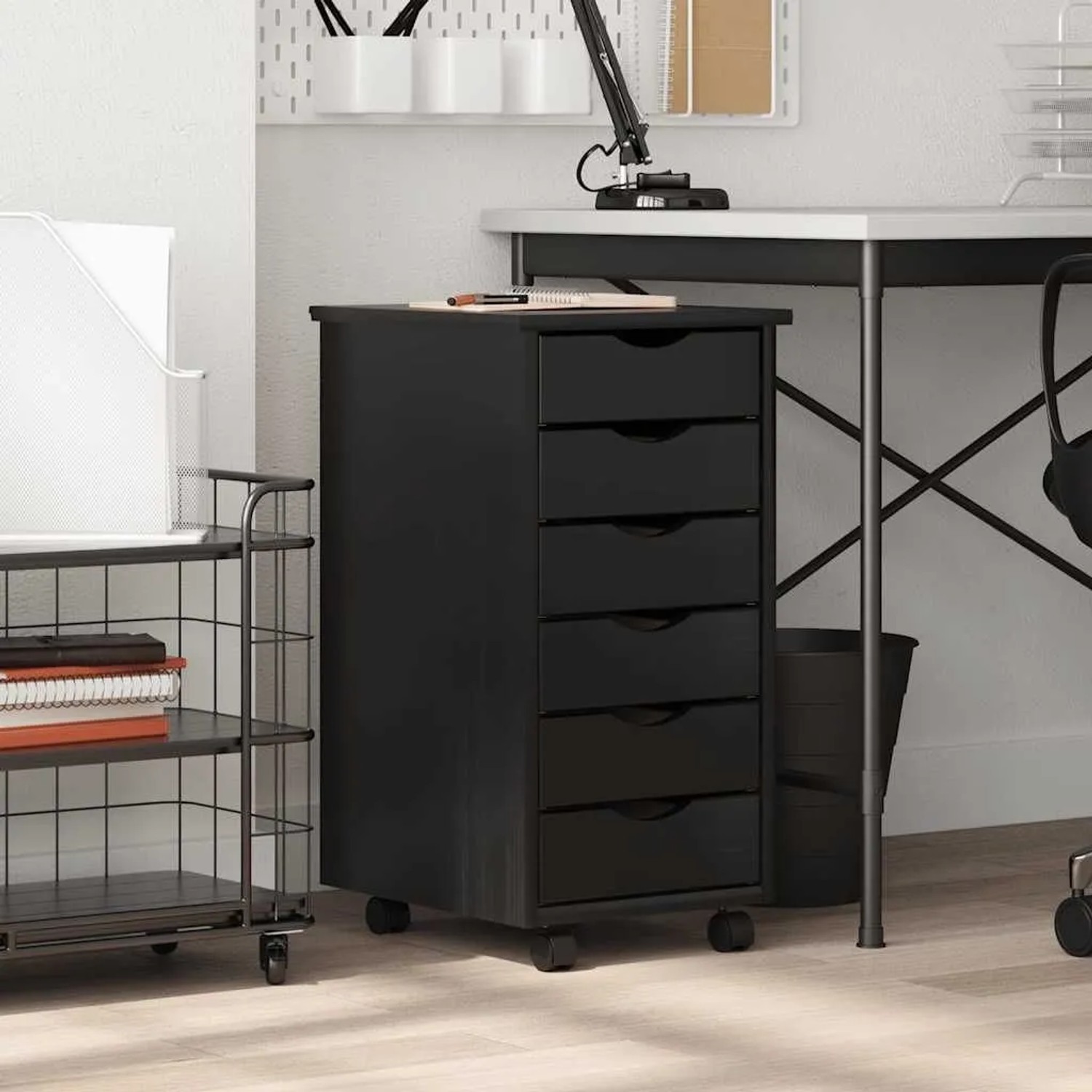 Schwarzer vidaXL Rollschrank MOSS mit 6 Schubladen aus Kiefernholz.