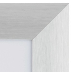 Detailansicht: Breiter, silberner Aluminiumrahmen 50x70 cm für Fotos und Bilder.