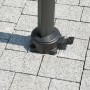 Schneider Universal-Bodenanker für Ampelschirme, Stahl verzinkt, montiert auf Pflastersteinen.