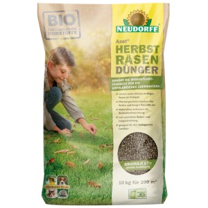 Neudorff Azet Herbst Rasendünger im Sack. Kind düngt Rasen mit Herbstlaub. Für Winterhärte & kräftigen Wuchs.