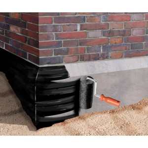 Auftragen von MEM Isolieranstrich (1 l) auf Mauerwerk mit Farbrolle. Bitumenflüssigprodukt für den Aussenbereich.