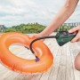 Bosch Easy Pump Akku-Druckluftpumpe beim Aufpumpen eines Schwimmrings im Garten.