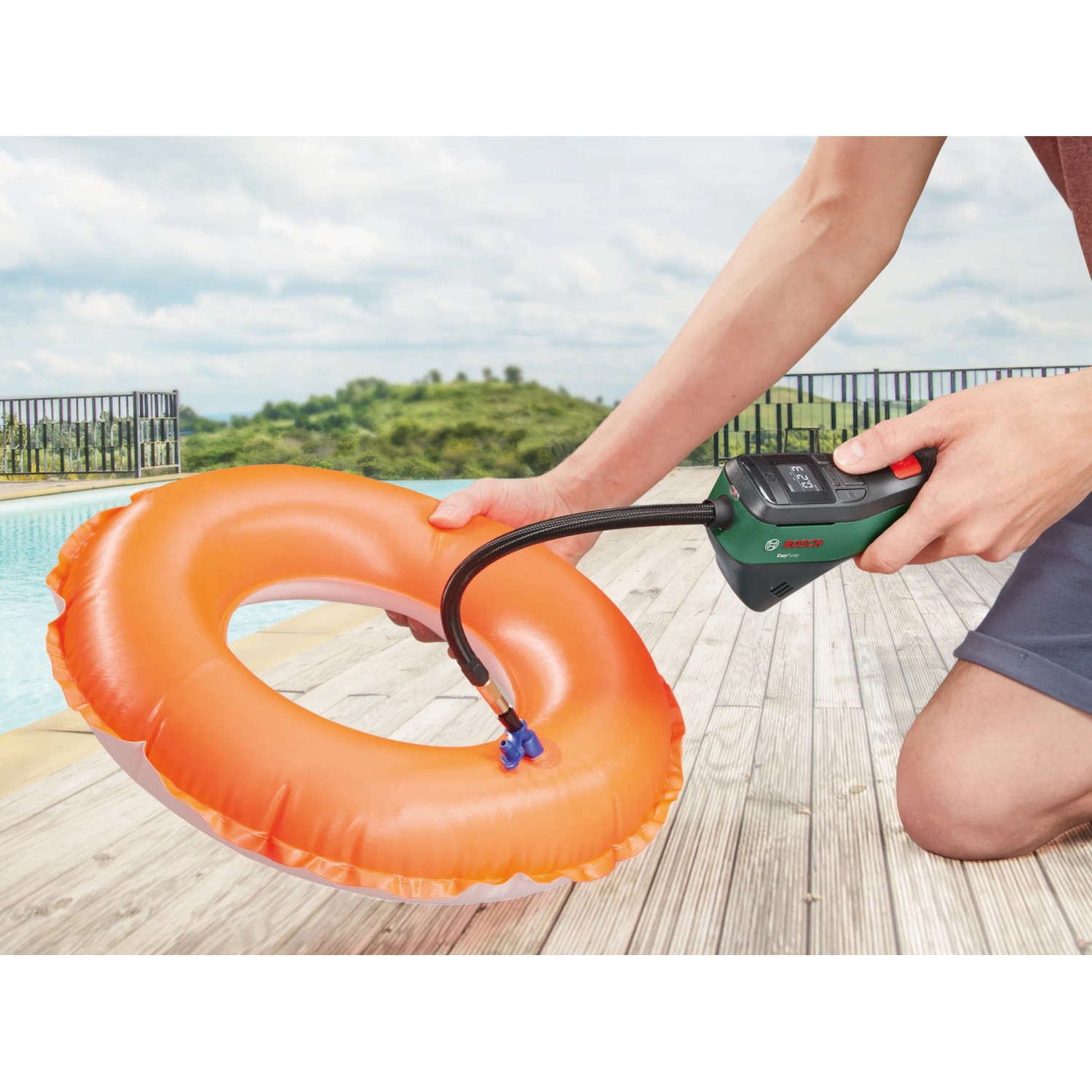 Bosch Easy Pump Akku-Druckluftpumpe beim Aufpumpen eines Schwimmrings im Garten.
