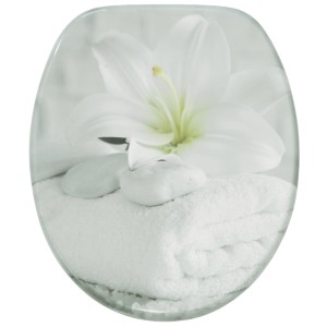 Sanilo WC-Sitz Good Feeling mit Lilie, Handtuch und Steinen. Hochwertiger Toilettendeckel aus Holz.
