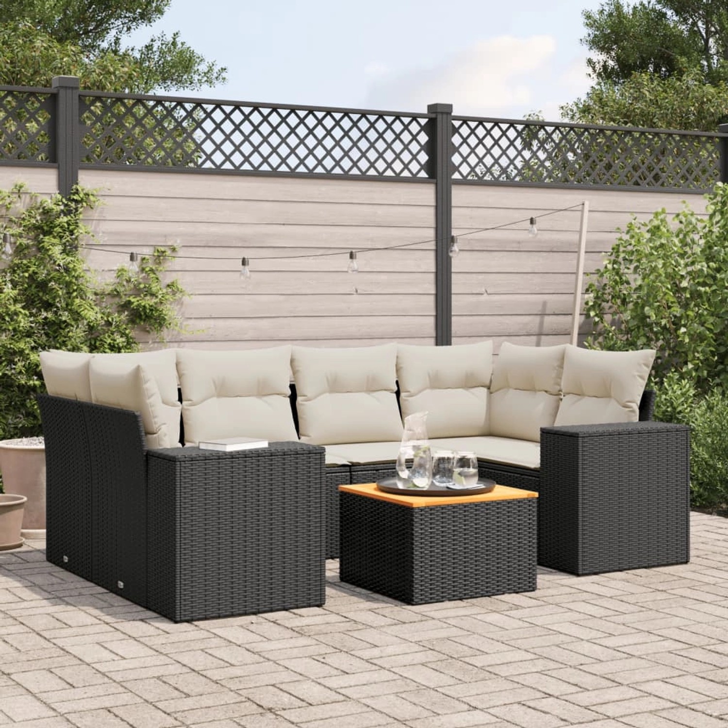 Schwarze 7-tlg. vidaXL Garten-Sofagarnitur aus Rattan mit cremefarbenen Kissen.