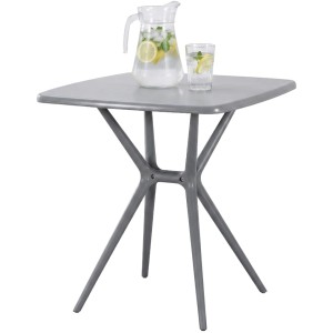 Grauer eckiger CLP Gartentisch Becky (72x72cm) aus Kunststoff mit modernen Beinen und Getränken auf der Platte.
