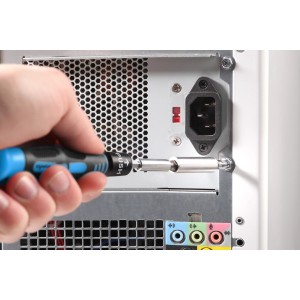 kwb Bitbox One For All Bitset im Einsatz: Schraube wird mit Schraubendreher angezogen.