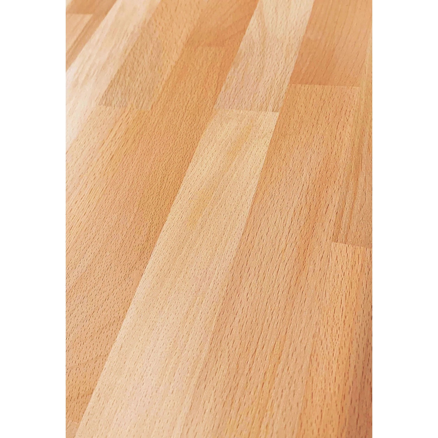 Detailansicht einer geölten Buchenholzstufe der Treppe Kos mit Maserung.