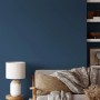 Wand in Schieferblau mit V&CO Premium-Innenfarbe Dead Flat Matt gestrichen.