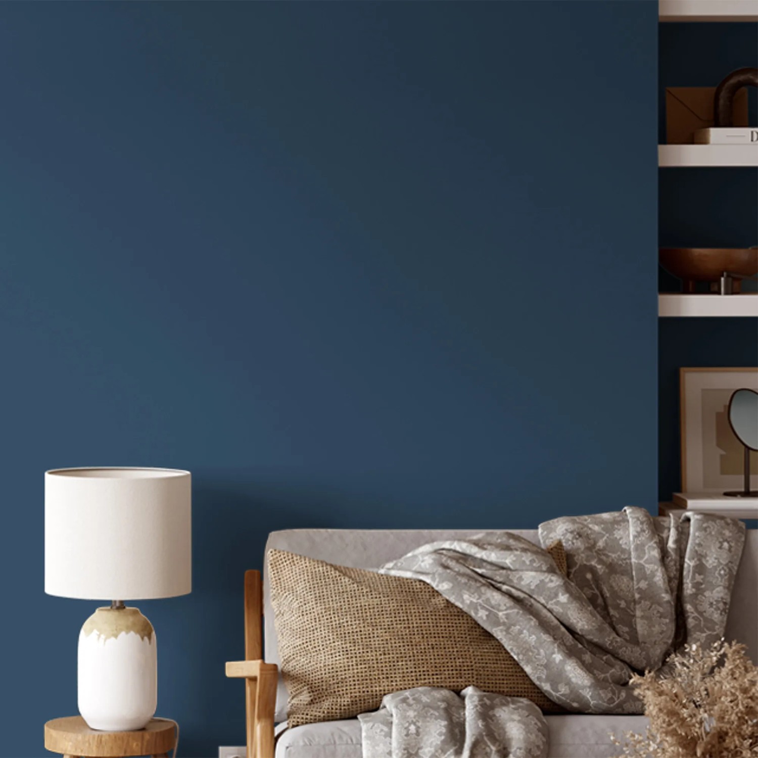 Wand in Schieferblau mit V&CO Premium-Innenfarbe Dead Flat Matt gestrichen.