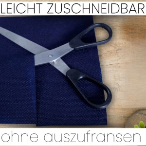 Dunkelblaue Sensalux Vlies-Tischdecke wird mit einer Schere zugeschnitten.