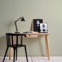 Lindgrüne Vliestapete von Bricoflor im Arbeitszimmer mit Schreibtisch und Stuhl.