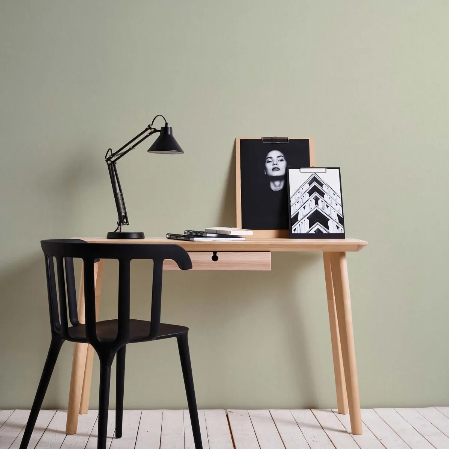 Lindgrüne Vliestapete von Bricoflor im Arbeitszimmer mit Schreibtisch und Stuhl.