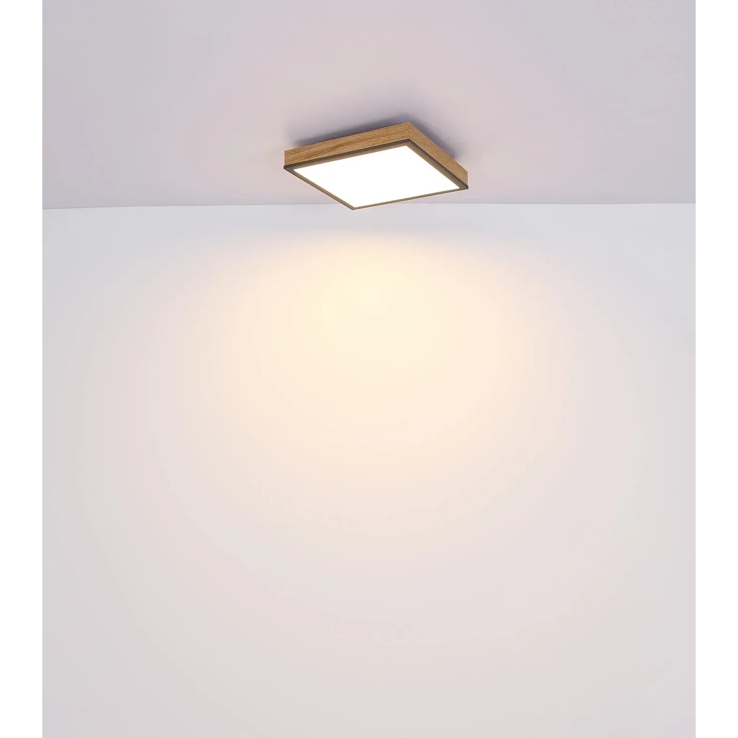 Quadratische LED-Deckenleuchte Doro in Holz- und Graphitoptik, 59x59 cm.