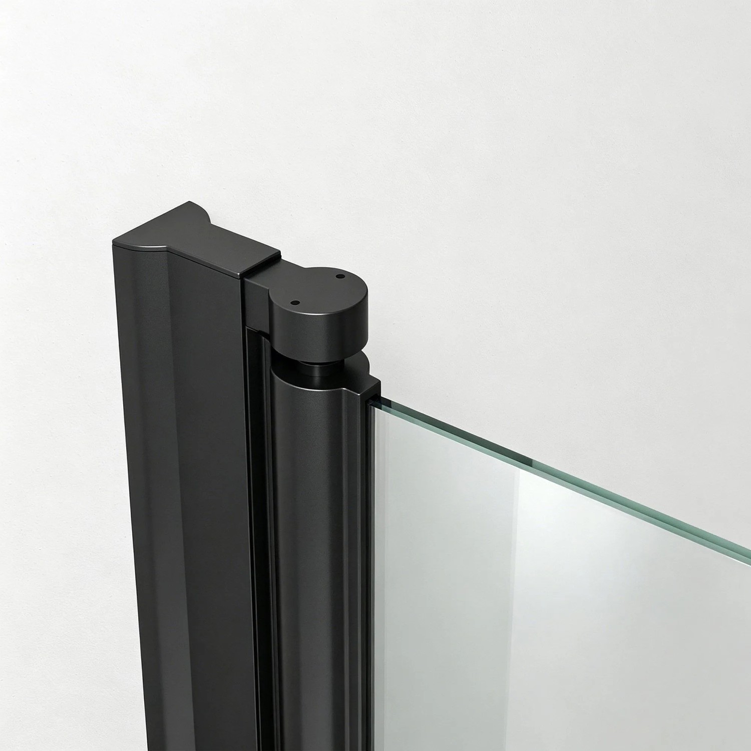 Aquabatos Dusch-Falttür: Detail des schwarzen Aluminiumprofils und des Scharniers mit Klarglas. Robuste Duschabtrennung.
