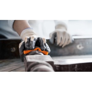 Hand schleift Holz mit Bosch Schaumstoff-Schleifmittel Expert Standardschleifpad Fein.