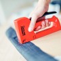 Roter Rapid Handtacker R53 beim Tackern von Stoff auf Holz, geeignet für Klammern Typ 53.