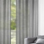 Anthrazitfarbener Ösenschal Inka von Neusser Collection, 245x135 cm, mit glitzernder Struktur vor Fenster.
