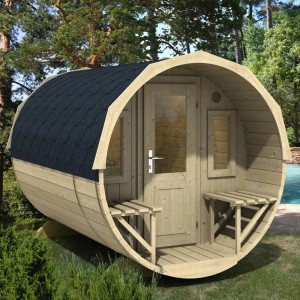 FinnTherm Fasssauna Sam aus Fichte, Bausatz ohne Ofen, mit Dachschindeln und Sitzplätzen vor der Tür.