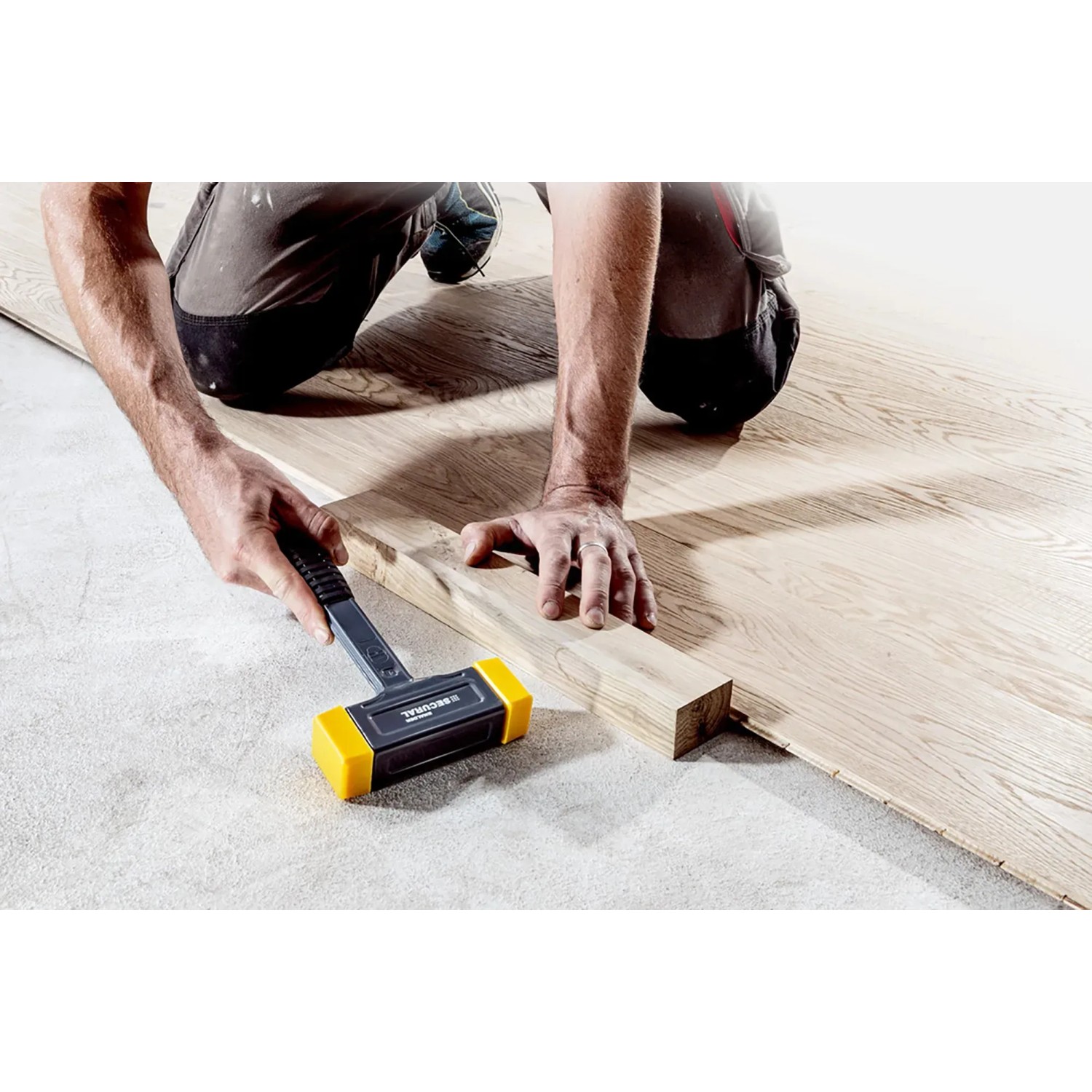 Halder Secural Schonhammer (Ø 35/45mm) im Einsatz beim Verlegen von Laminat.