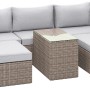 Modulare Lounge-Gartenmöbel: Olea Polyrattan Sessel in Sand mit hellgrauen Kissen und Tisch.