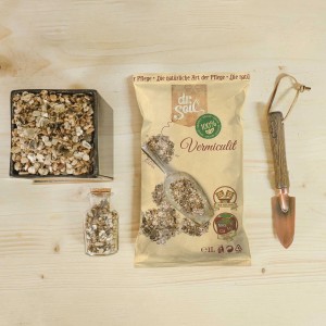 Dr.Soil Vermiculite 1L Beutel mit Schaufel und Gefäßen auf Holzgrund.