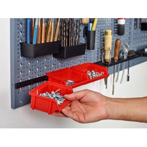 Küpper Sichtboxenleiste schwarz mit roten Sichtboxen an Werkbank Lochwand.