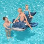 Bestway Schwimmtier Walhai mit Kindern im Pool. Aufblasbarer Wal mit Haltegriffen für Wasserspaß.