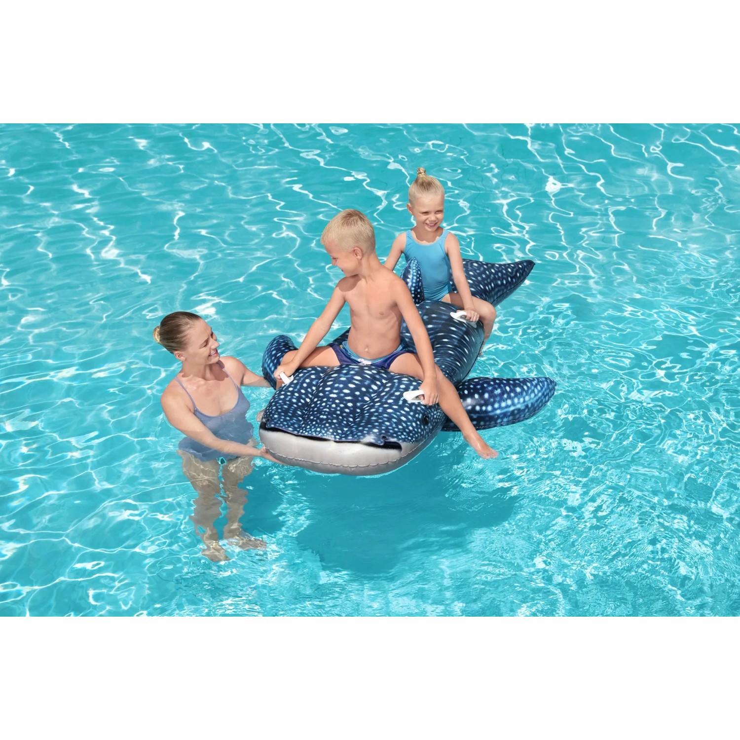 Bestway Schwimmtier Walhai mit Kindern im Pool. Aufblasbarer Wal mit Haltegriffen für Wasserspaß.