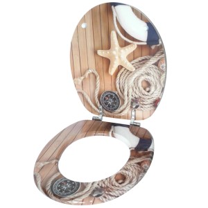 Sanilo WC-Sitz Maritime aus Holz mit Seestern, Kompass, Rettungsring und Tau auf Holzplanken.