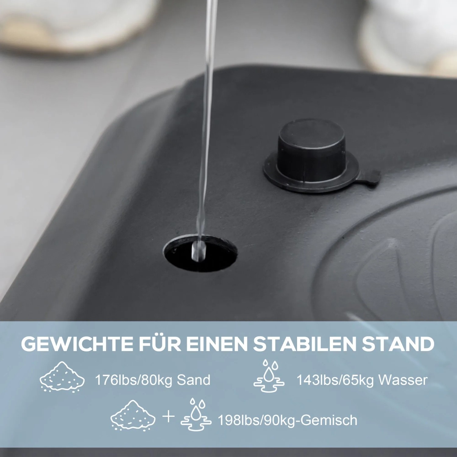 Schwarze Basis des SPORTNOW Basketballständers wird mit Wasser befüllt. Füllgewichte für stabilen Stand: Sand, Wasser, Mix.