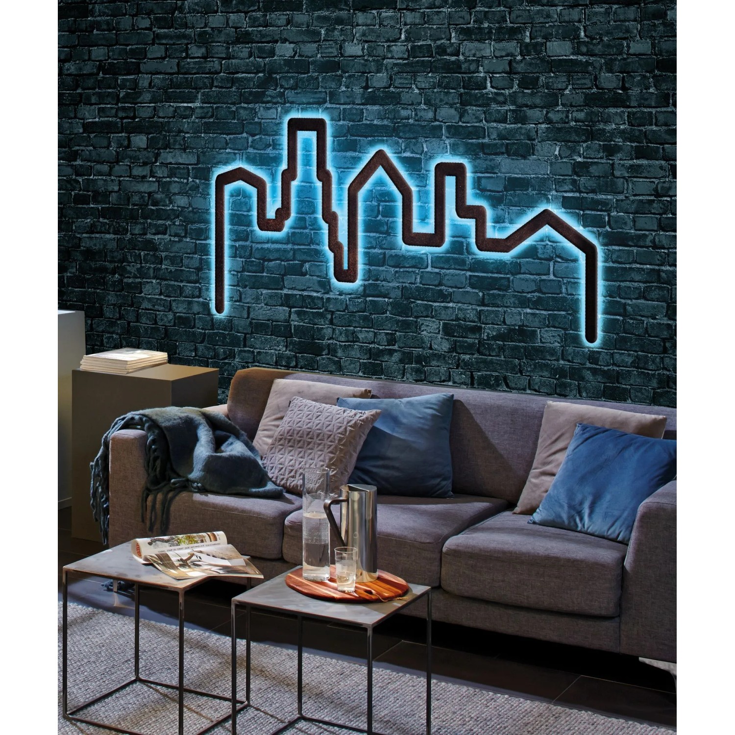 Paulmann FlexLED RGB Set als leuchtende Skyline an dunkler Ziegelwand.