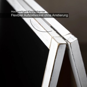 Detailaufnahme Scharnier Kundenstopper Kreidetafel mit weißem Holzrahmen.
