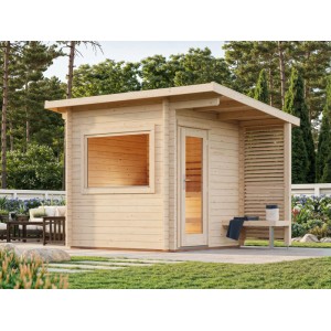 Modernes Palmako Saunahaus Sanna aus hellem Holz im Garten. Mit großem Fenster, Glastür, überdachtem Eingang und Bank.