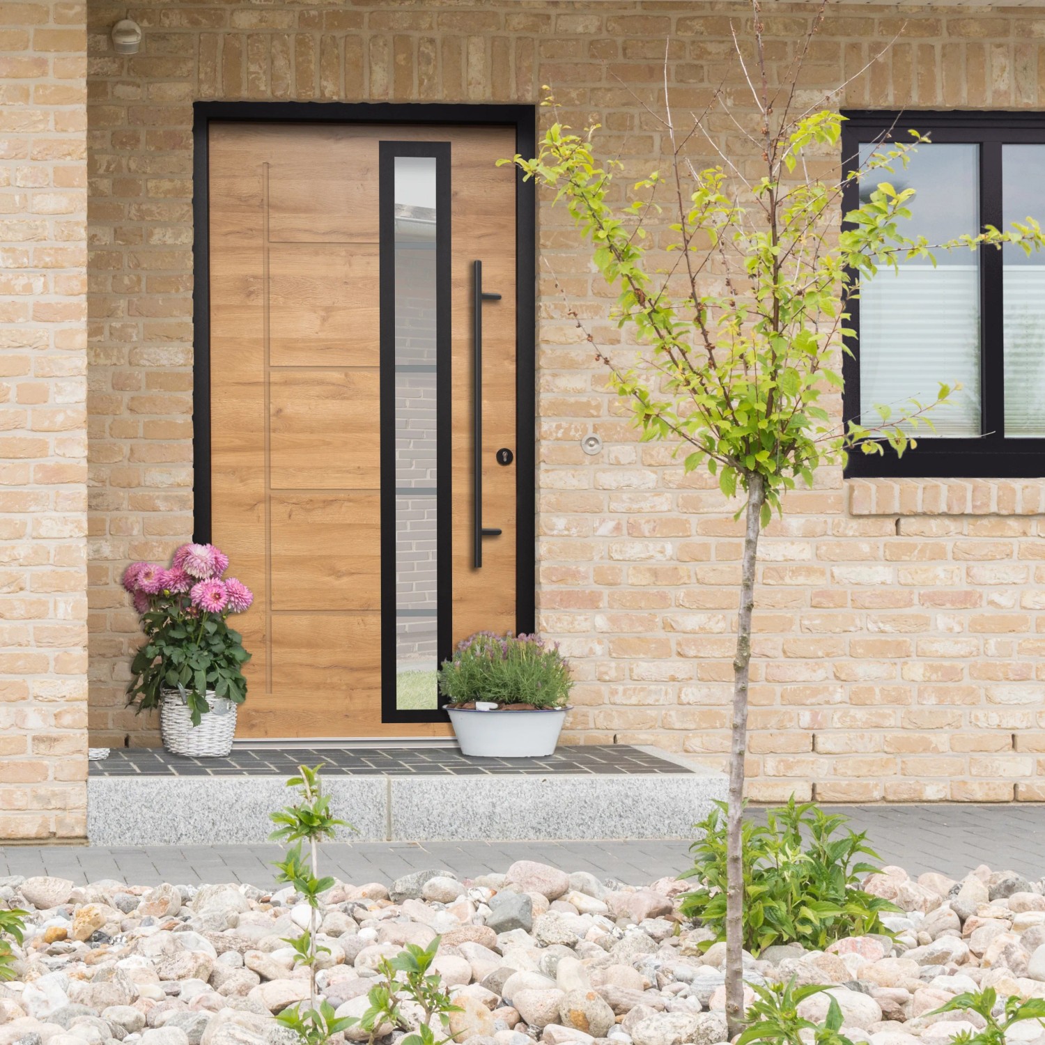 Splendoor Haustür ThermoSpace Paris Prime in Eiche Natur mit schwarzem Rahmen und Glasausschnitt.