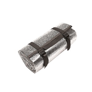 Gerollte Alu-Isoliermatte Single für Camping, mit schwarzen Gurten fixiert.