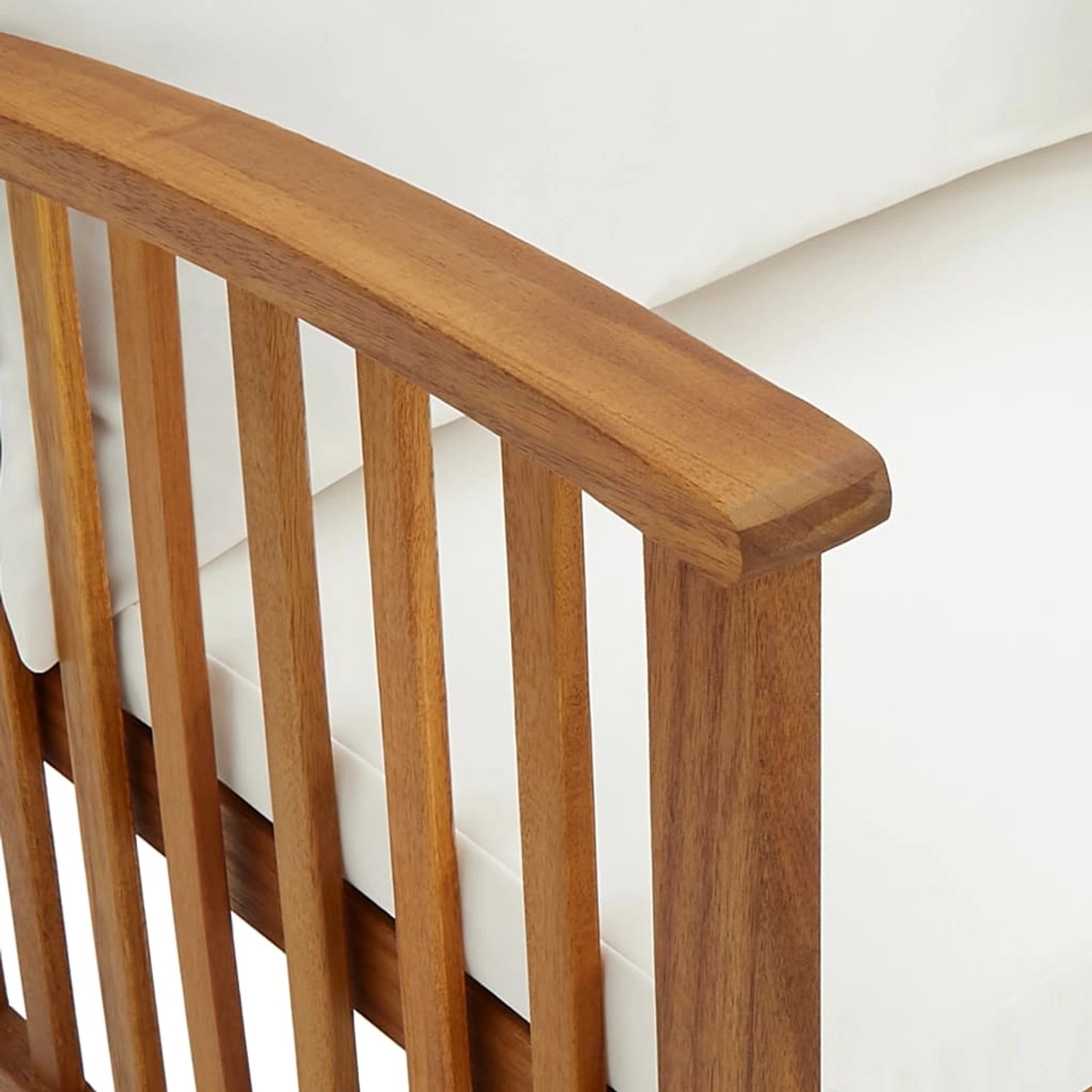 Detailansicht: Gartenlounge-Sessel aus Akazienholz mit cremeweißen Auflagen, Teil des 5-tlg. Sets.