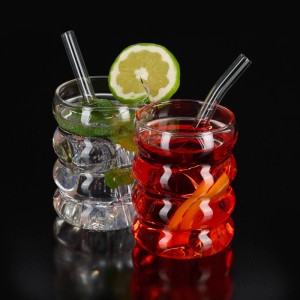 Zwei gewellte, transparente Trinkgläser aus Glas mit Strohhalmen, gefüllt mit bunten Getränken. Ideal für Cocktails.