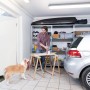 Mann arbeitet in Garage mit Ledvance LED-Feuchtraumleuchte. Helles, kaltweißes Licht.