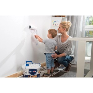 Mutter und Kind streichen Wand mit Histor Clean Wandfarbe Weiß seidenmatt.