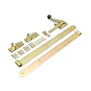 Feuerverzinktes, gelbes Hollmax Beschlagset für Gartentore mit Bändern, Kloben, Torfalle und Schrauben.