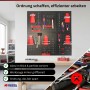 PROREGAL ARES Werkzeug Lochwand Set aus schwarzem Metall mit roten Haltern, voll bestückt mit Werkzeugen in einer Werkstatt.