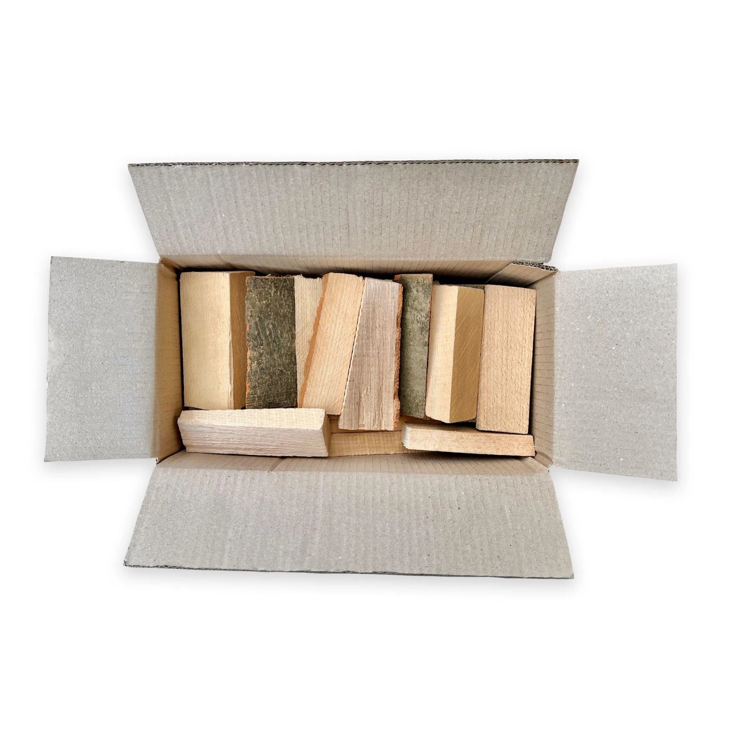 Offener Karton mit PINI Mini Buchenholz 10 kg, 15 cm Scheite, getrocknet für Pizzaofen, Grill & Kamin.