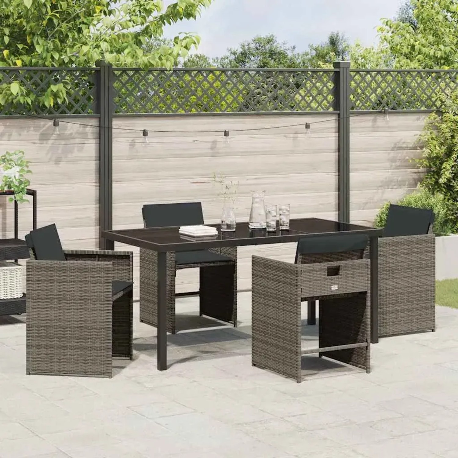 5-teiliges Garten-Ess-Set von vidaXL aus grauem Poly Rattan mit Tisch und Stühlen inklusive Kissen.