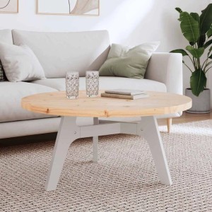 Runde Tischplatte aus unbehandeltem Massivholz Kiefer (Ø90 cm) auf hellem Gestell, als Couchtisch im Wohnzimmer.
