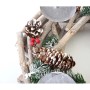 Adventskranz aus Holz, rund, mit Zapfen, roten Beeren, grünen Zweigen und silbernen Kerzenhaltern. Weihnachtsdekoration.