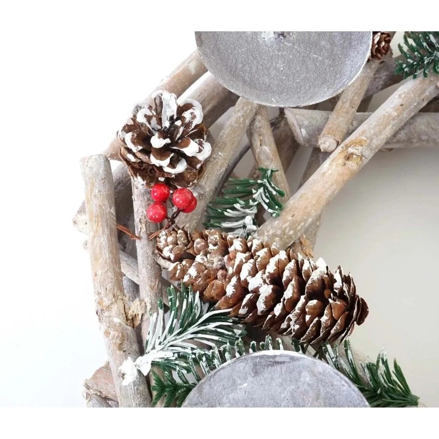 Adventskranz aus Holz, rund, mit Zapfen, roten Beeren, grünen Zweigen und silbernen Kerzenhaltern. Weihnachtsdekoration.