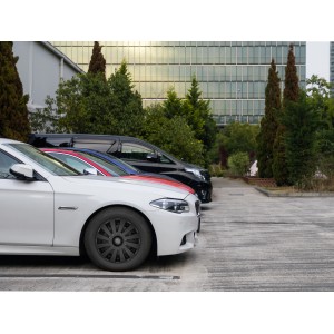 Schwarze 15 Zoll Radzierblende auf einem weißen Auto im Außenbereich.