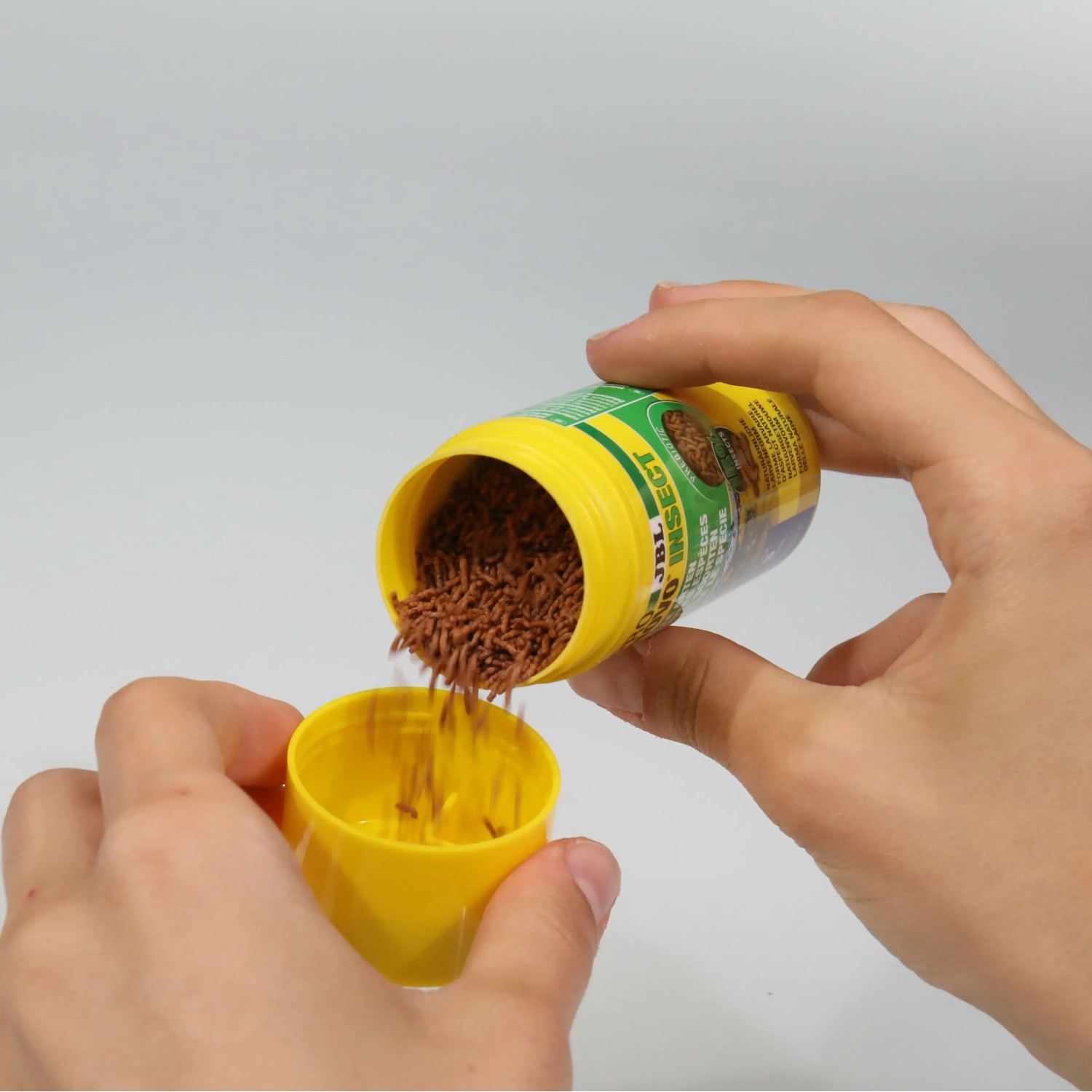 JBL Pronovo Insect Sticks S Fischfutter: Gelbe Dose mit Futtersticks wird geöffnet.